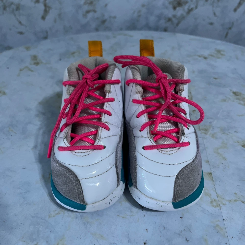 Air Jordan 12 Retro Niñas Pequeñas Talla 7C Zapatos Blancos Atléticos Medio Top Tenis Foto 3 de 4