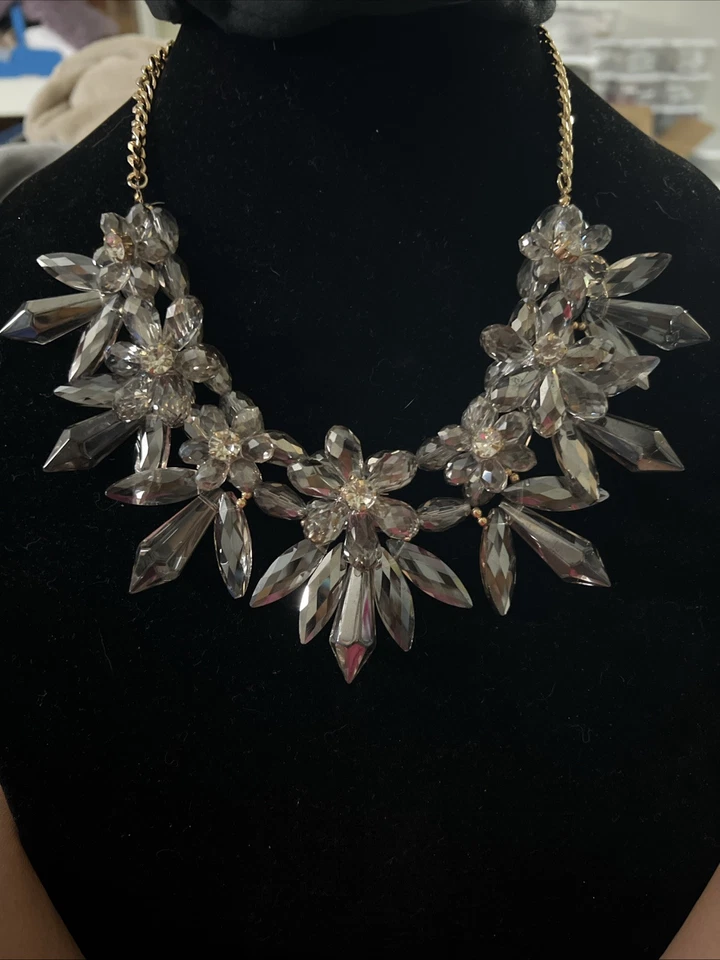 Collar Disfraz Masivo Natasha Gris Ahumado Cristal y Estrás Declaración Foto 3 de 4