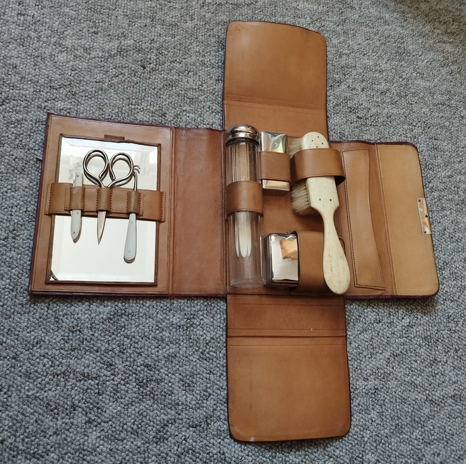 1920s ANTIQUE BURGUNDY LEATHER CASED TRAVELLING GROOMING SET LADIES GENTS TRAVEL