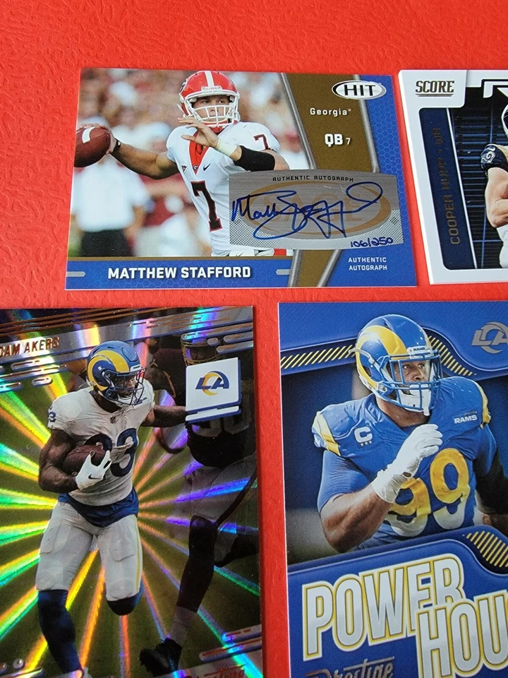 Tarjeta autógrafa de novato Matthew Stafford Cooper Kupp camiseta usada Aaron Donald Rams Foto 2 de 4