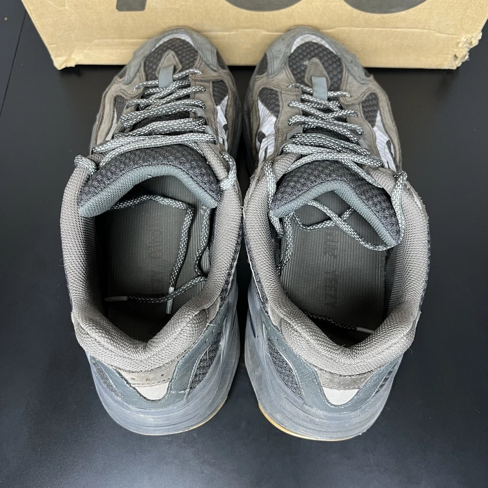 Talla 11K - Adidas Niños Yeezy Boost 700 V2 Vanta Foto 4 de 4