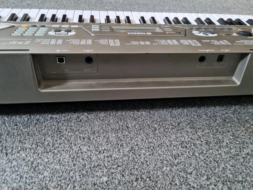 Yamaha EZ-250i Electronic Keyboard REAE DESCRIPTION - Image 2 of 3