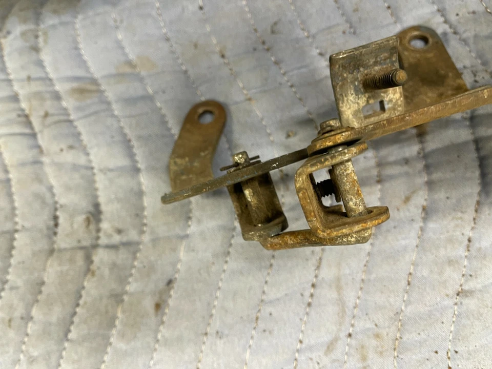 Dodge Charger 440 383 1972 soporte de cable de acelerador de bloque grande Cuda fotos de stock 71 Foto 2 de 4