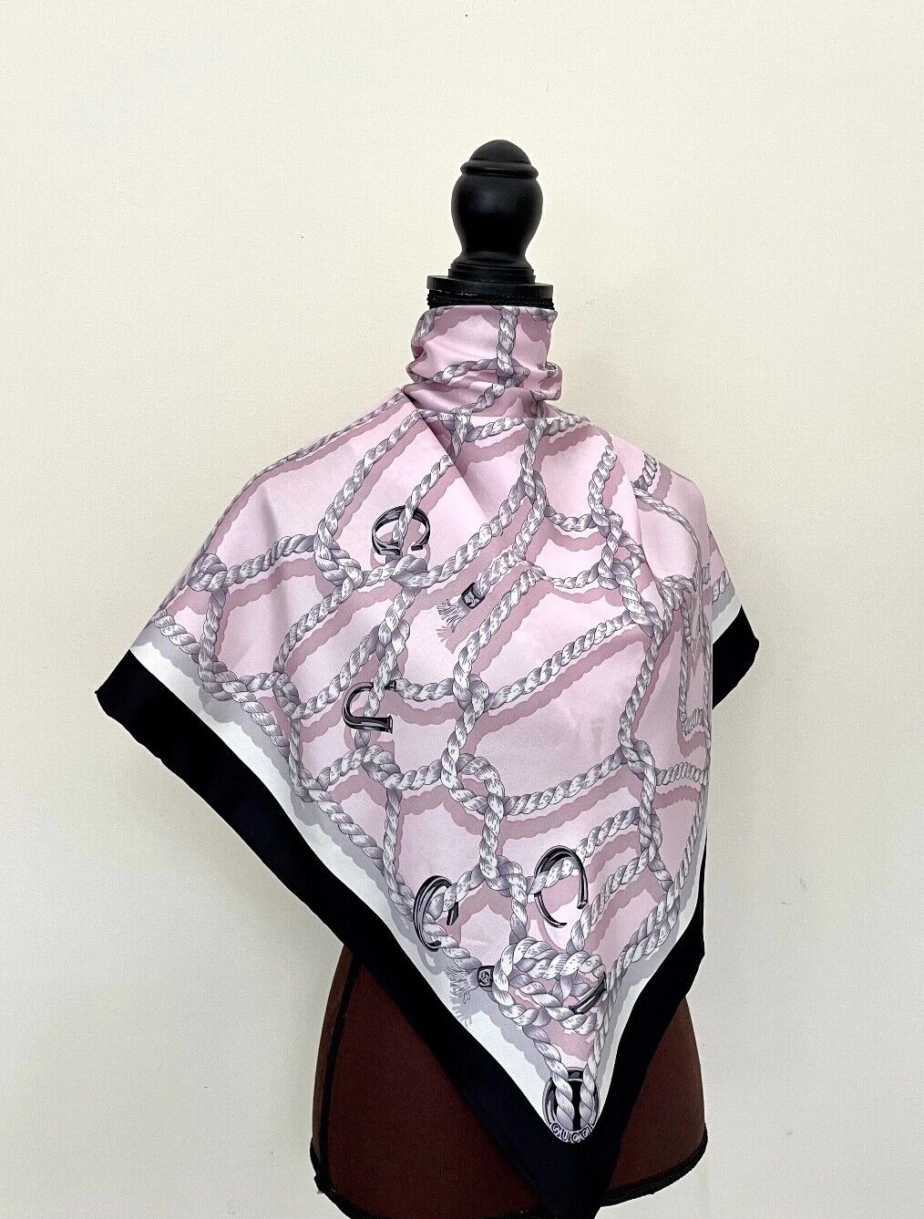 Neuf écharpe logo Gucci cordes roses imprimé bordure noire soie enveloppe avec boîte cadeau Gucci