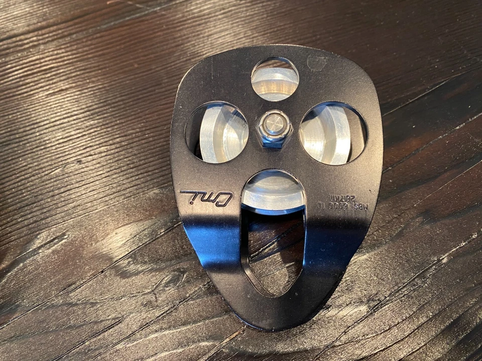 Micro polea CMI con placas laterales anodizadas negras con polea de acero recubierta de zinc de 2-3/8" Foto 3 de 4