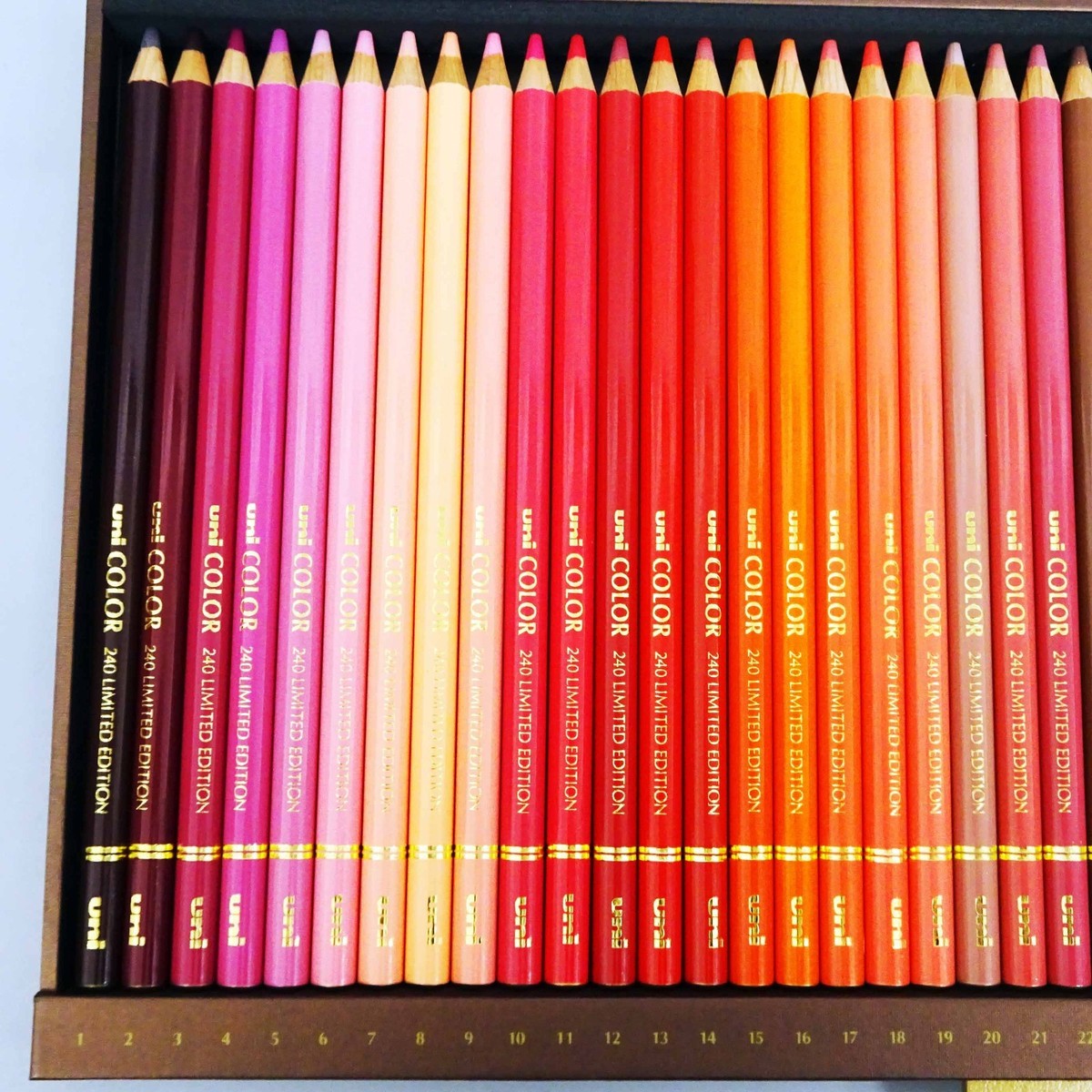 三菱鉛筆ユニカラー240色セットリミテッドエディション限定生産品　50周年記念 三菱鉛筆ユニカラー240色セットリミテッドエディション限定生産品 50