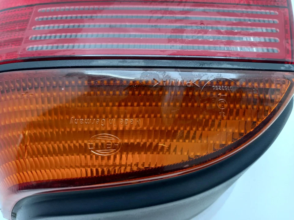 Luz trasera VOLKSWAGEN GOLF O/S 1992-1998 5 puertas hatchback derecha Foto 4 de 4