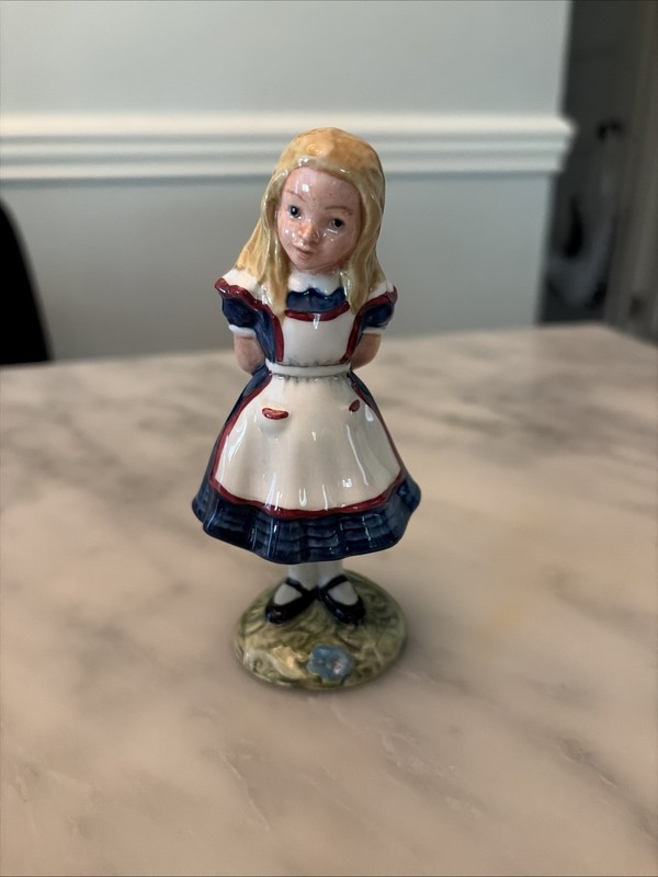 Beswick Alice Series Alice in Wonderland Figurine 1974 England Royal Doulton