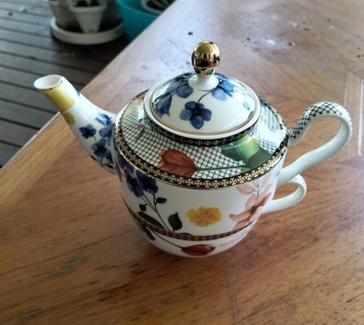 Maxwell Williams Teapot and Cup Set