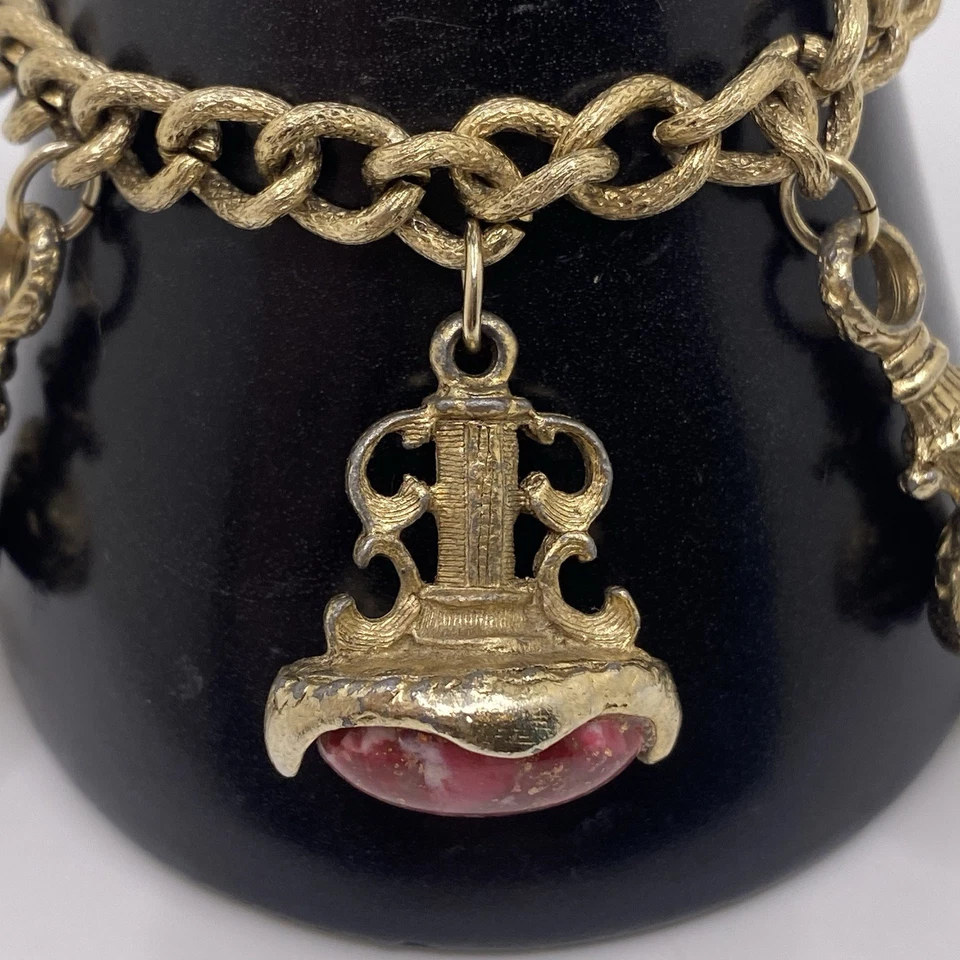 Brazalete Victoriano Años 60 Rojo Blanco Vidrio Moldeado Adornado Dije Tono Dorado Foto 2 de 4