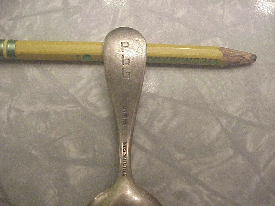 Repousse vintage, S. Kirk. Cuchara bebé de plata esterlina & Son, 3 3/4", flores Foto 3 de 3