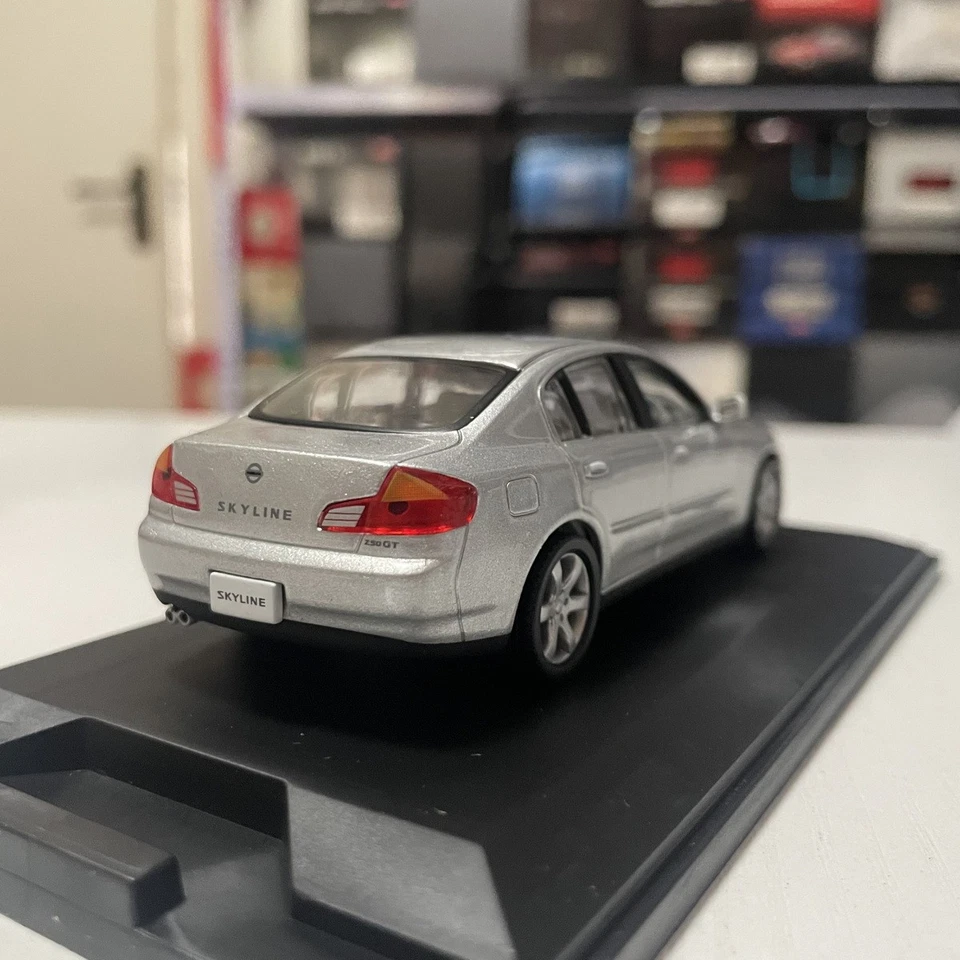 1:43 Autorozza Nissan Skyline 250GT Infiniti G35 modelo de coche plateado Foto 3 de 4