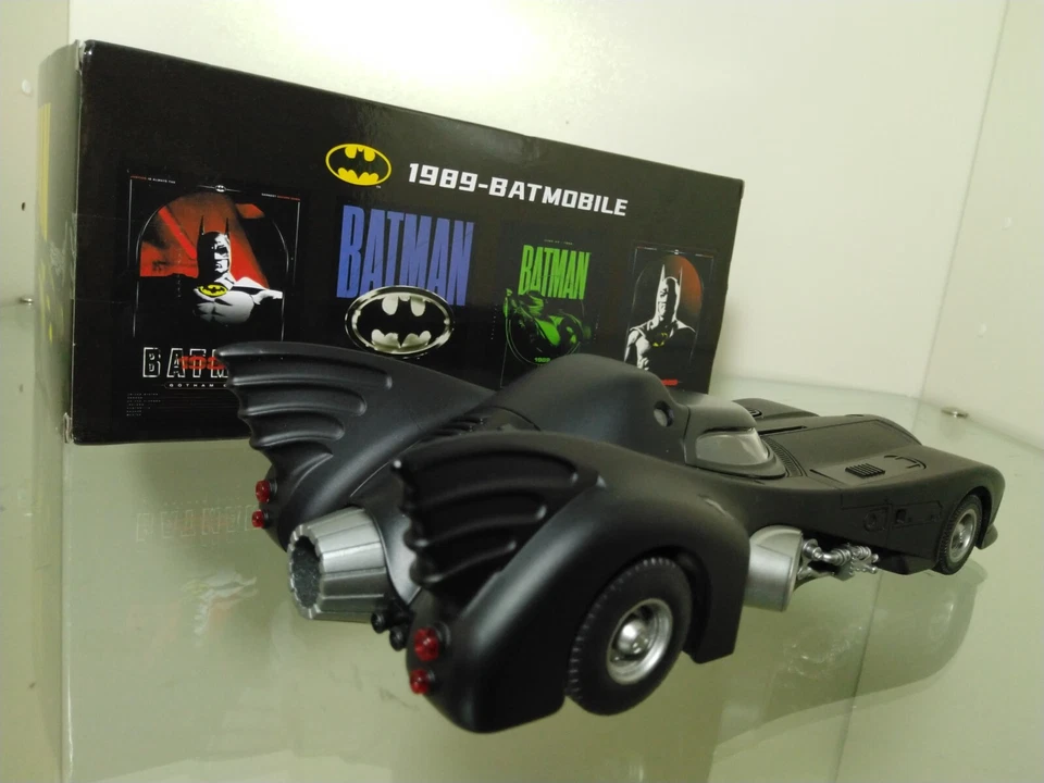 MODELLO auto pressofuso BATMOBILE 1989 BATMAN DC Comics WB QY Toys 1:24 luci LED - Immagine 4 di 4