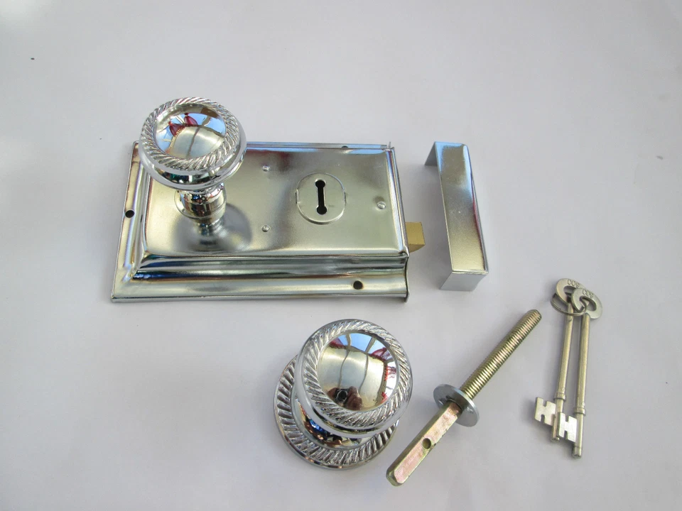 OLD ENGLISH GEORGIAN STYLE SOLID BRASS DOOR KNOB + LOCK SET HANDLES - Image 2 of 3