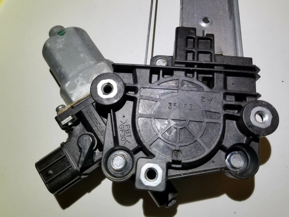 13 14 15 SUBARU XV CROSSTREK FRONT RIGHT PASS WINDOW REGULATOR MOTOR OEM 86K - Image 4 of 4