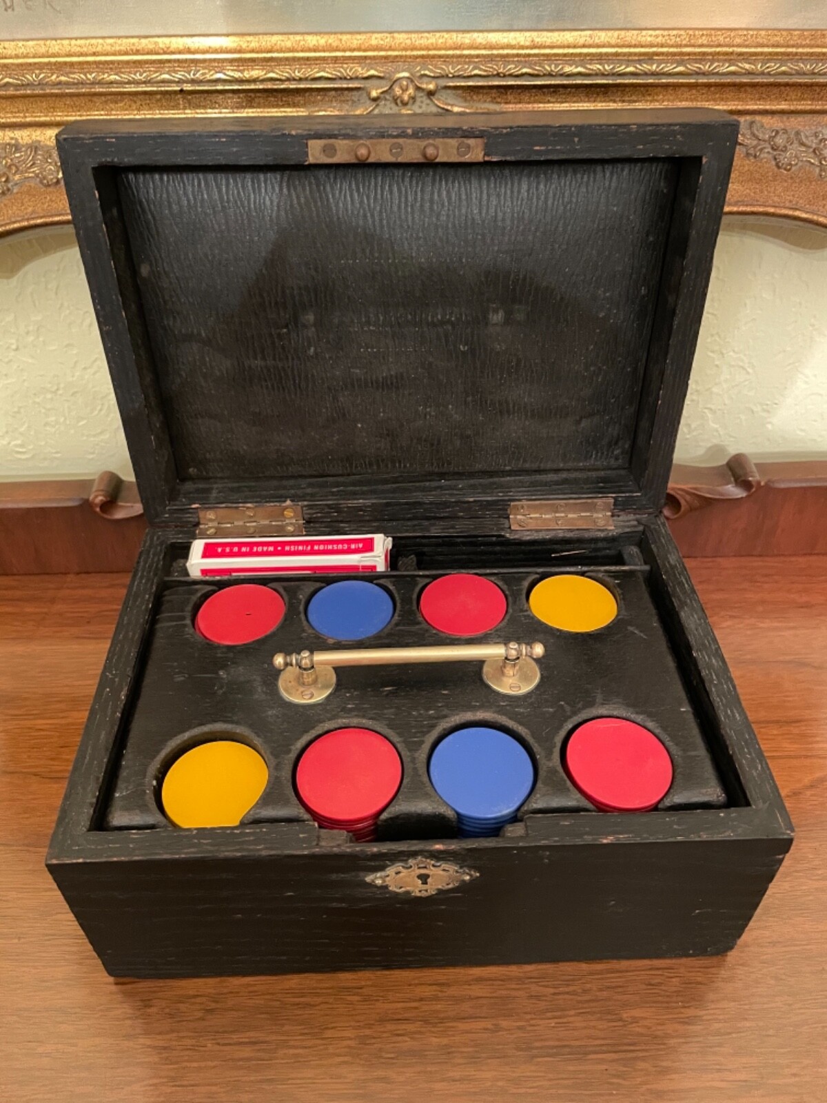 ANTIQUE VINTAGE BAKELITE POKER CHIP SET IN ORIGINAL OAK BOX W BRASS