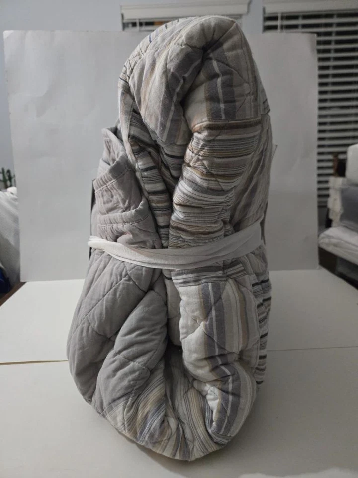 Edredón King geométrico retazos a rayas neutras Charter Club Foto 3 de 4