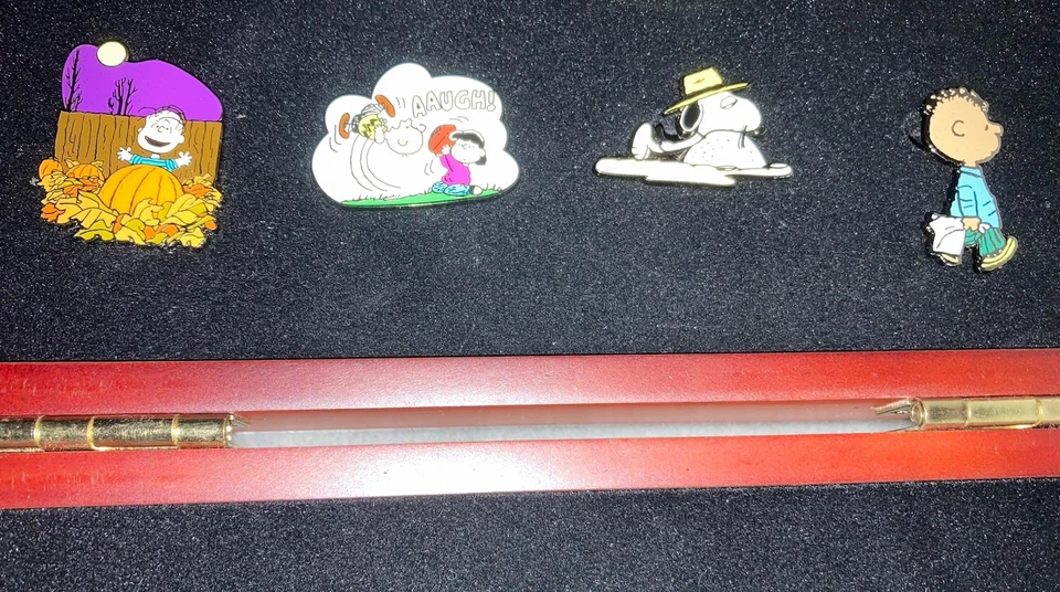 Willabee & Ward- 花生上釉别针系列带盒,31 针,1 个缺失 — 第 3/4 张图片