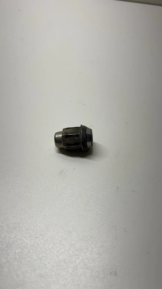 Chevrolet Equinox 2018-2024 rueda derecha izquierda tuerca perno OEM Foto 2 de 4