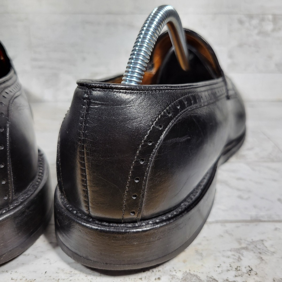 Allen Edmonds Men display picture 2