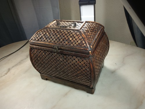 Vintage Large Woven Bamboo Oriental Style Storage Chest W/Metal Latch & Handles - Picture 3 of 16
