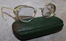 VINTAGE AO AMERICAN OPTICAL SAFTEY GLASSES W/RARE GREEN METAL CARRYING CASE