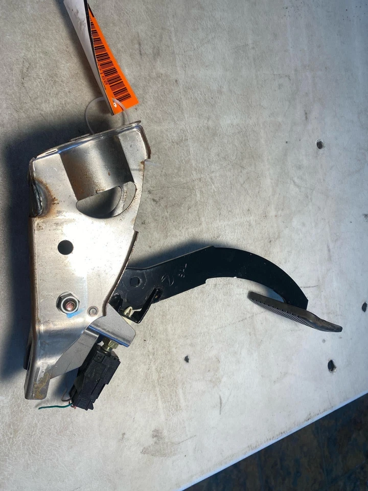 Subaru Forester 2006 utilitario 2,5 L AT transmisión automática pedal de freno fabricante de equipos originales Foto 3 de 4