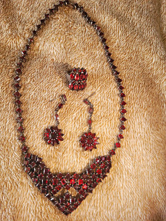Schmuckset: Halskette Ohrringe Ring mit böhmischen Granat Edelsteinen