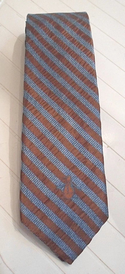 CORBATA DE SEDA PINGÜIN by Munsingwear rayas azules/bronceadas texturizadas 58"L x 2-3/4 logotipo de EE. UU. Foto 2 de 4