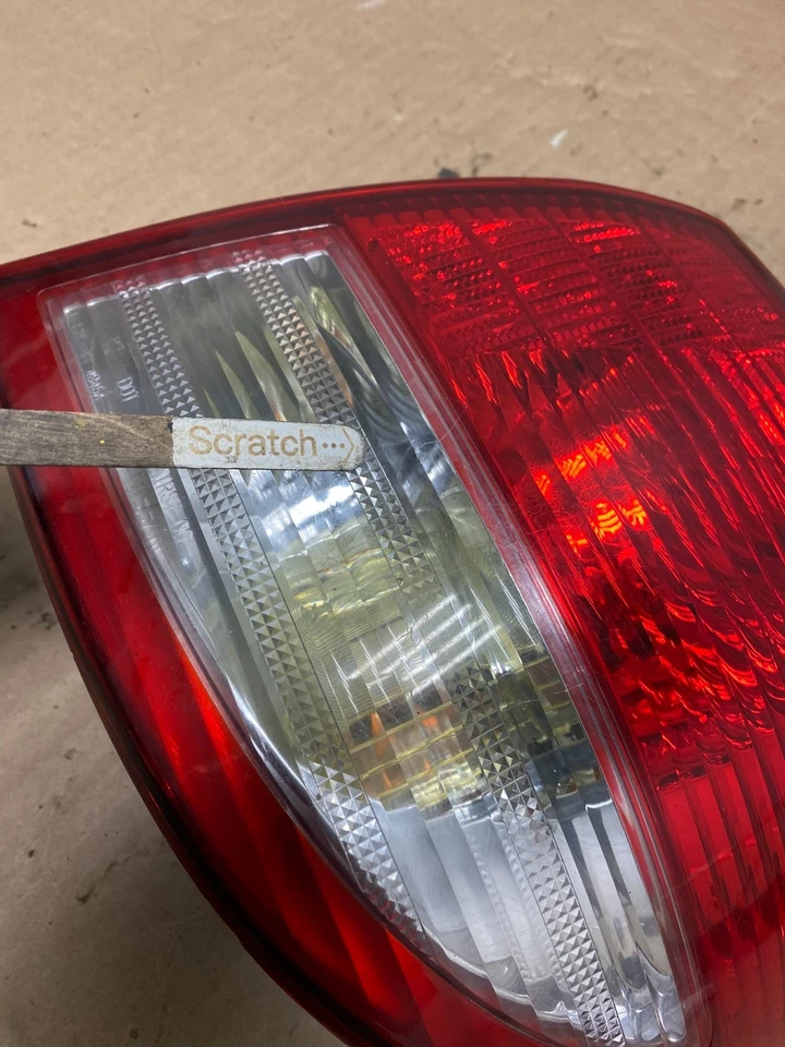 Luz trasera lateral del pasajero derecho Infiniti I35 2002 2003 2004 OEM U8535 DG Foto 4 de 4