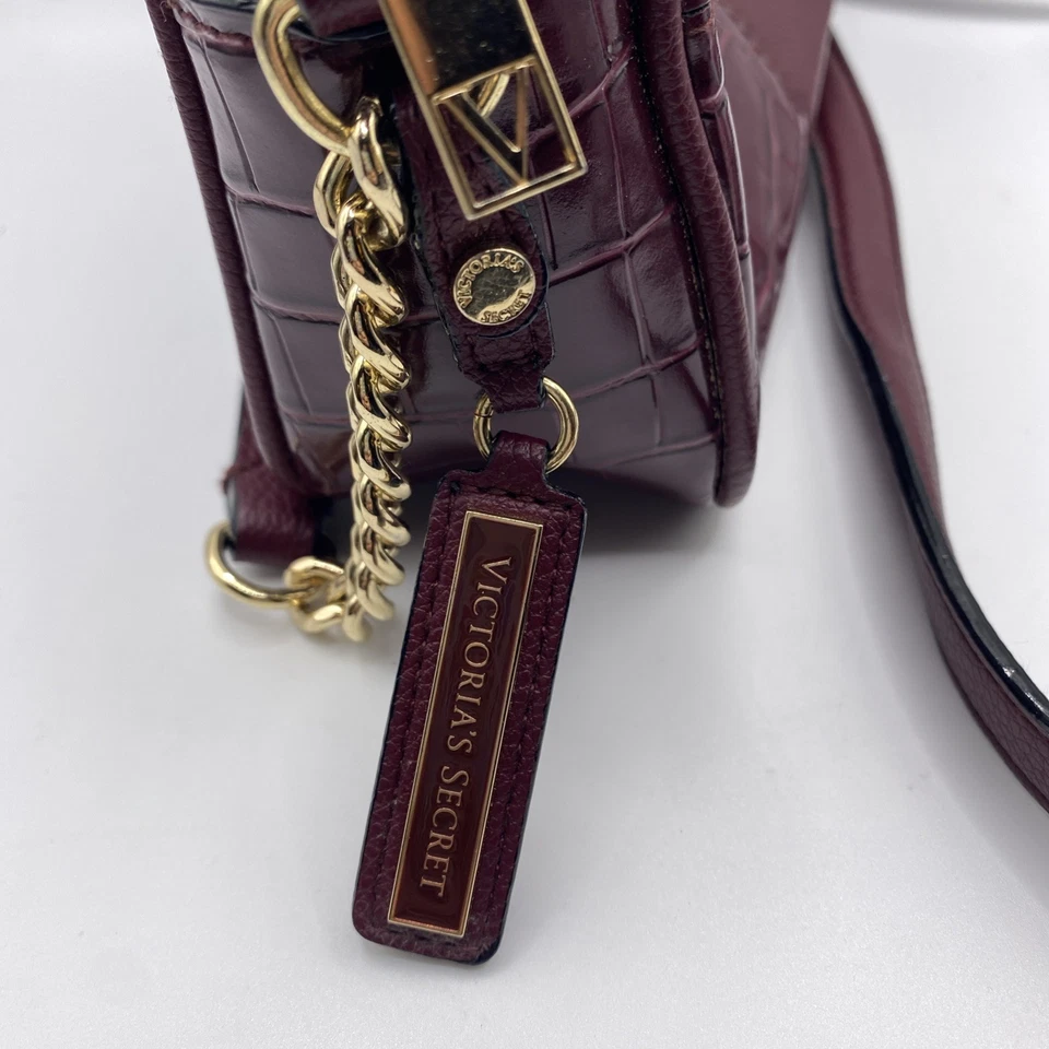 Bolso Bandolera Victoria’s Secret Borgoña Retazos Cuero Sintético Dorado Logo Cartera Foto 3 de 4