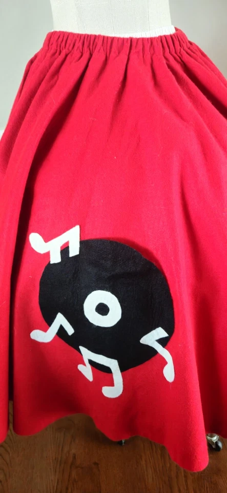 Falda "caniche" roja con temática musical hecha a mano Foto 2 de 4