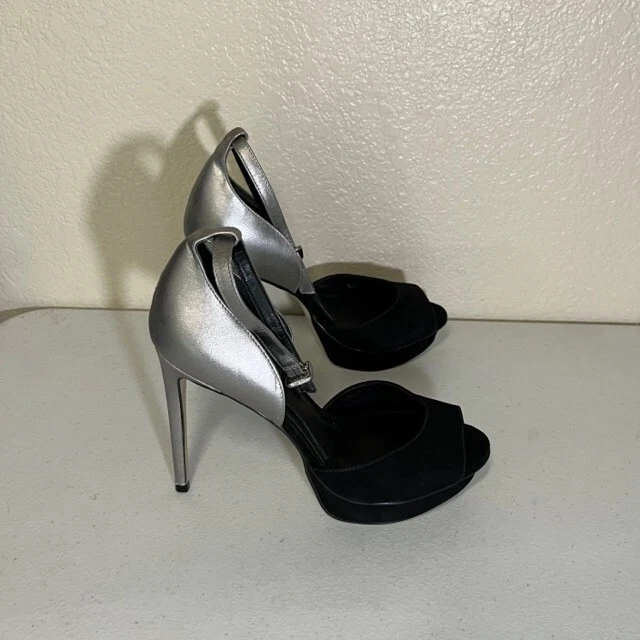 Zapatos de salón Brian Atwood para mujer 7,5 plateados negros punta abierta sexy correa alta para el tobillo Foto 3 de 4