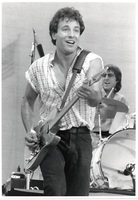 BRUCE SPRINGSTEEN PHOTO 1985 UNRELEASED NEWCASTLE UK UNIQUE IMAGE 12 INCH X 8  