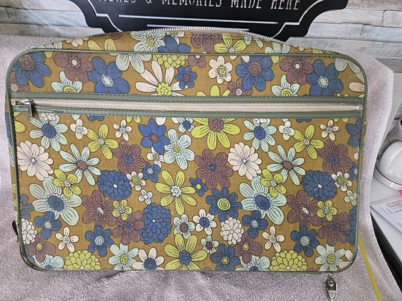 Authentic Vintage 60s Suitcase! 