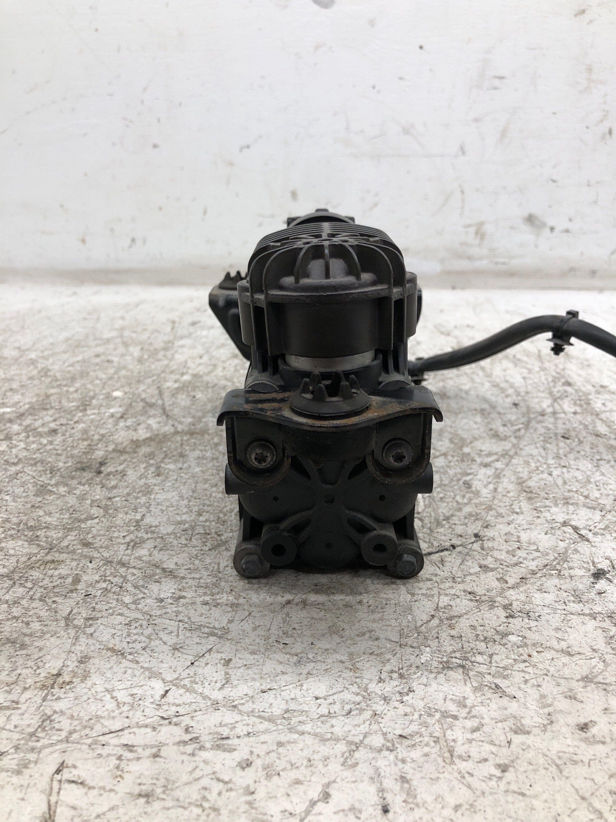 2017-2022 MASERATI LEVANTE AIR RIDE SUSPENSION AIR COMPRESSOR SUPPLY UNIT OEM