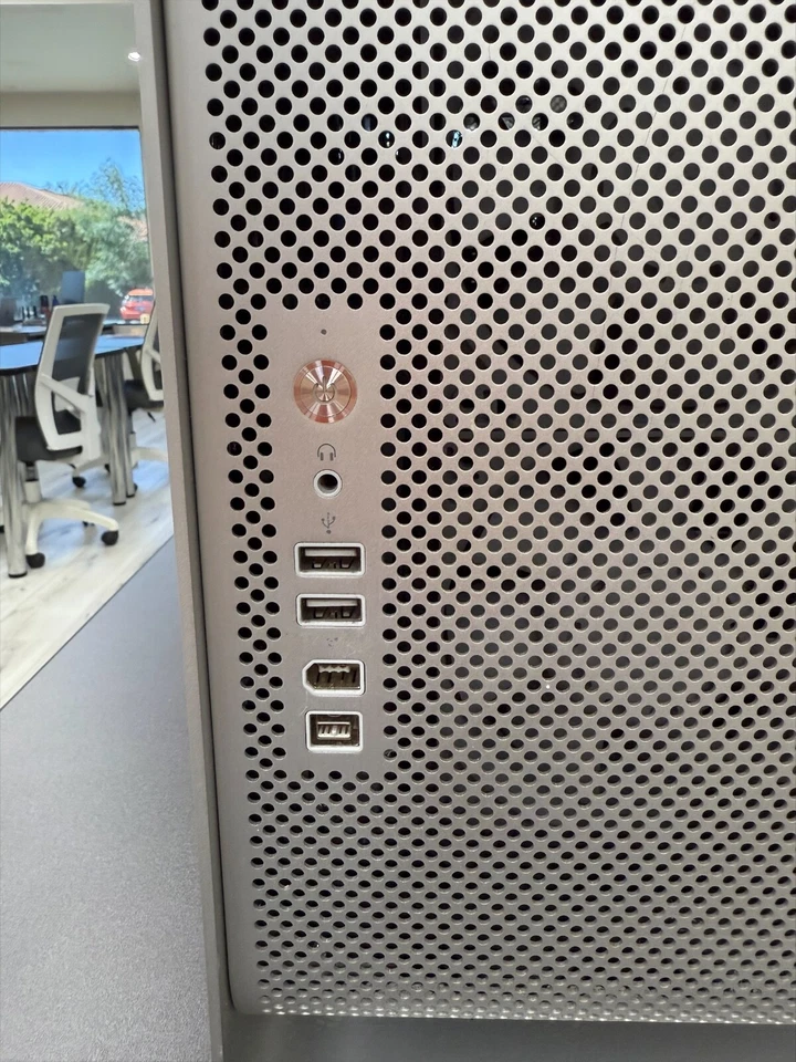 Apple Mac Pro (2006) A1186-2x Xeon 5150 2.66GHz-14GB RAM-No HDD - Image 2 of 4