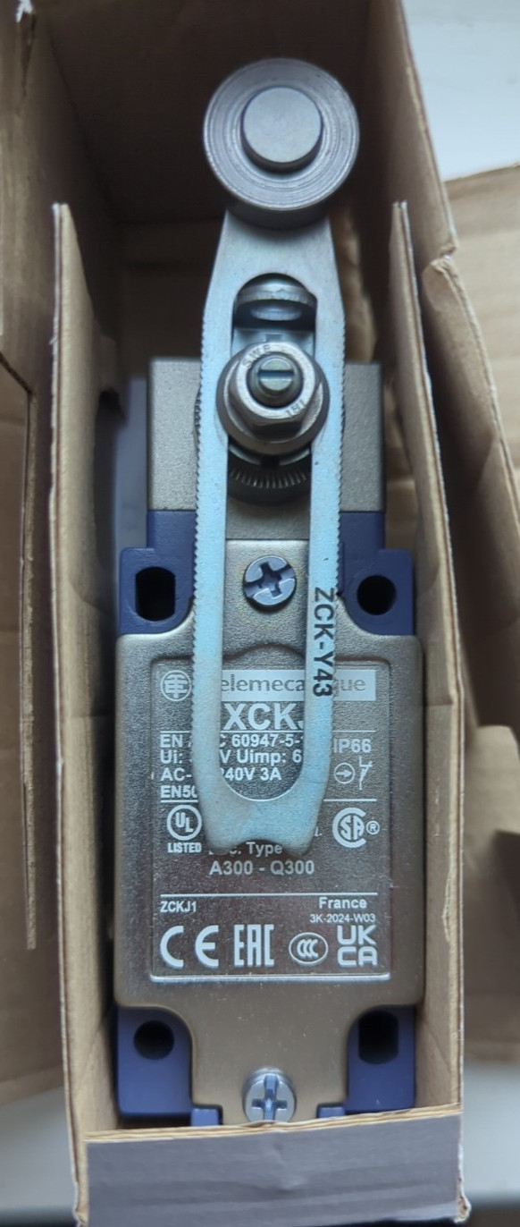Telemecanique XCKJ10543 Limit Switch Roller Lever Type 4 - New
