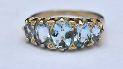 Halb-Ewigkeitsring 9 kt 375 Gelbgold Fünf Steine Ovalschliff abgestuft Blautopas