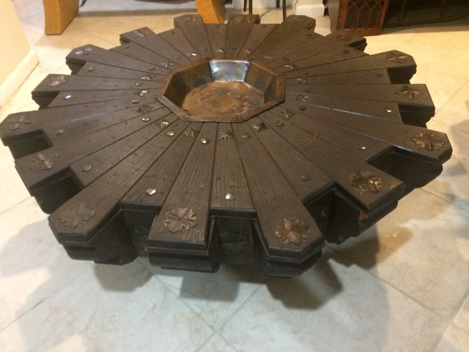 Mesa de Tablones de Madera de Caoba Octágono Renacimiento Español con Rosetas Brutalistas de Metal  Foto 2 de 4