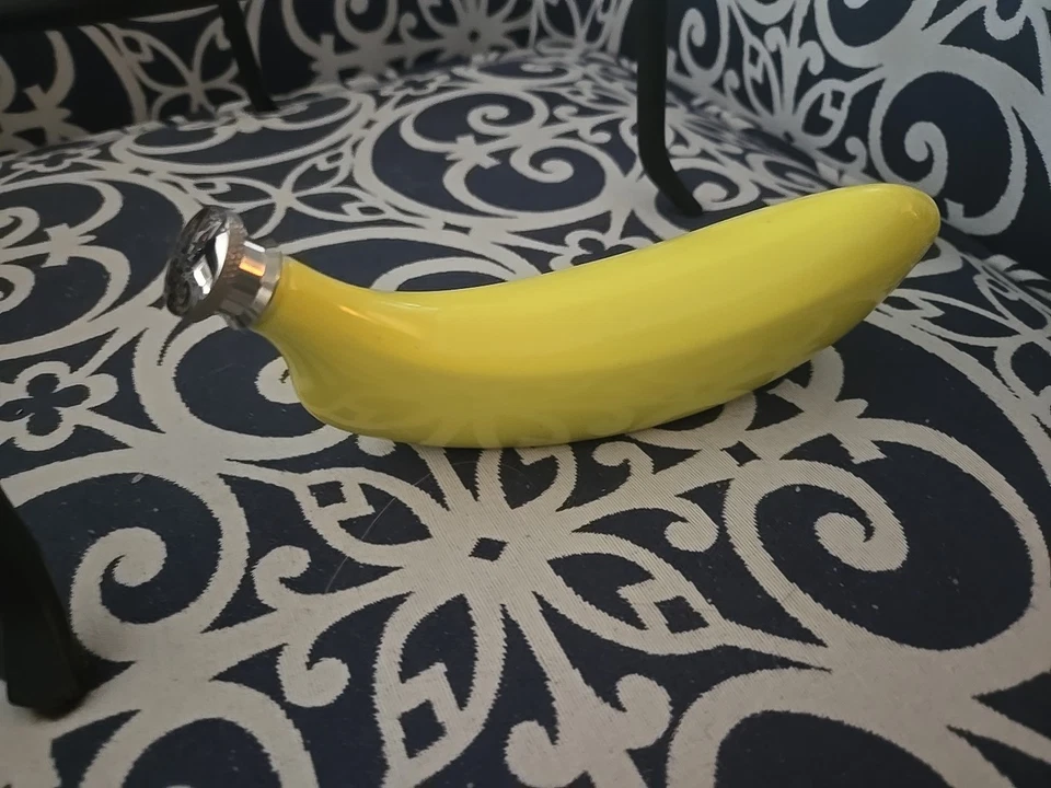 Frasco de plátano. En acero inoxidable amarillo. Foto 3 de 4