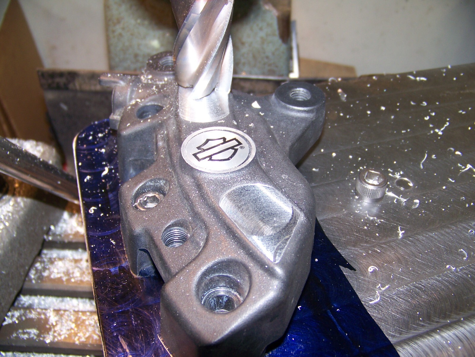 TRI GLIDE CHROME FORKS*CALIPERS*WHEEL SPACERS*AXLE CAPS* 20092013