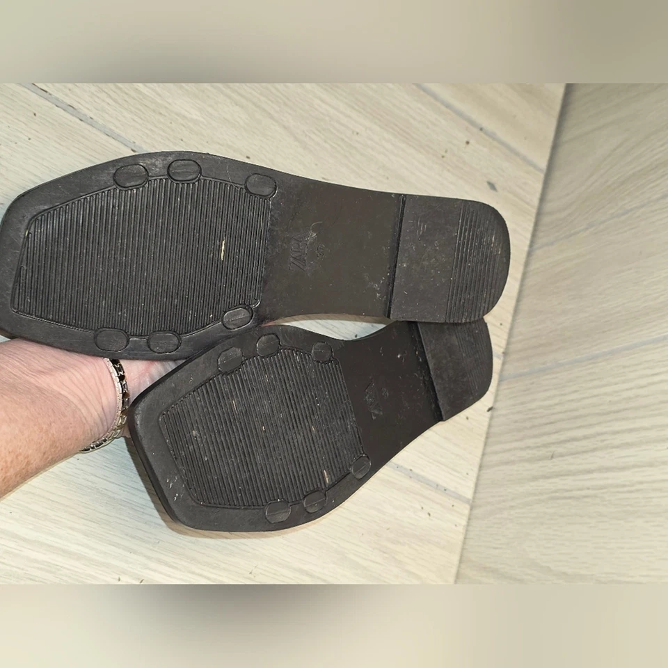 Sandalias para mujer Zara cruzadas de gelatina negras talla 7 vacaciones de verano playa Foto 3 de 4