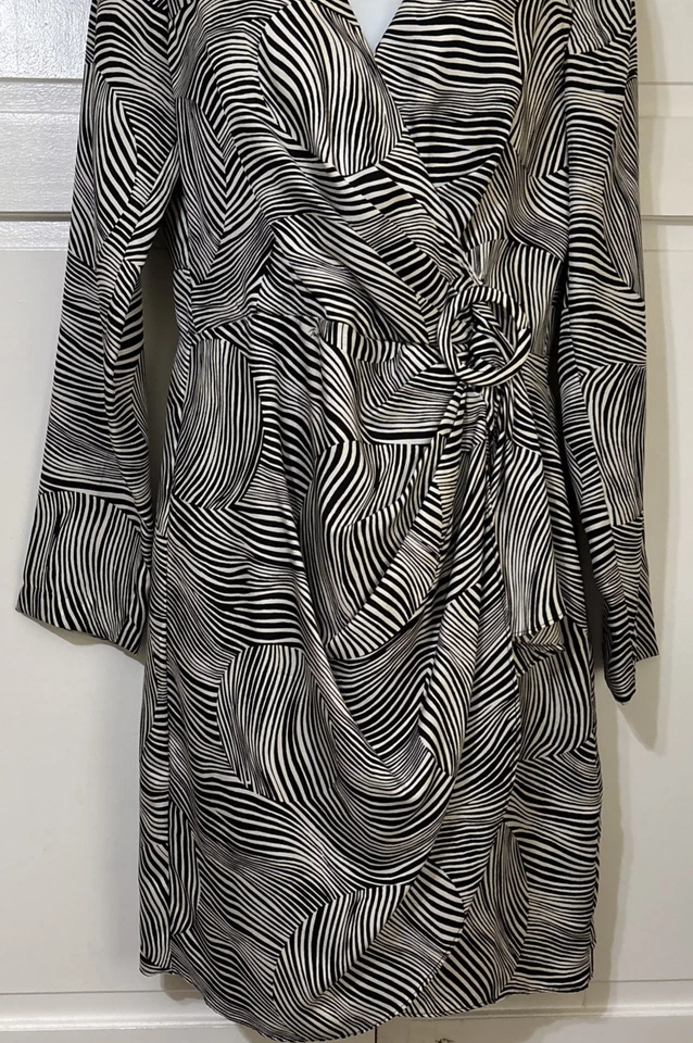 Vestido Trina Turk Blanco y Negro Manga Larga Imitación Envoltura Carrera Iglesia Fiesta Forrado 8 Foto 3 de 4