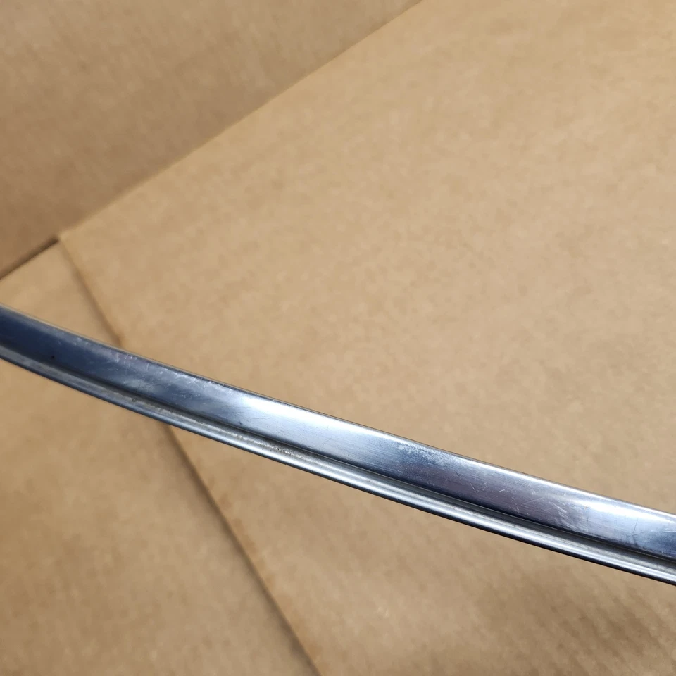 68L-76 C3 Corvette Parabrisas Superior Revelar Moldura Cromo BUENO 10 Pestañas Moldura Foto 4 de 4