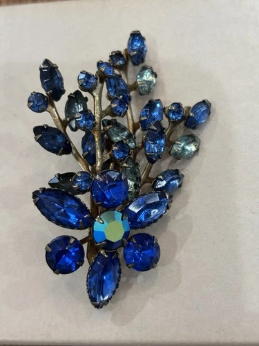 Vintage Rhinestone Flower Brooch Pin Costume Jewelry Gold Tone Sparkle 3”