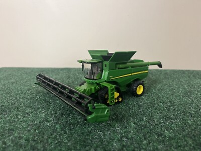 1/64 John Deere S690 Tracked Combine Special Edition Grain Head W/Contour Wheels