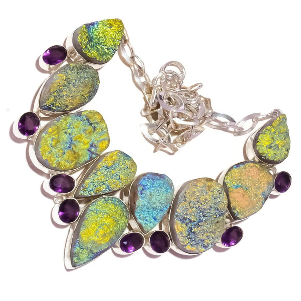 Collar distintivo hecho a mano con superposición de plata de piedras preciosas de amatista druzy de titanio Foto 3 de 4