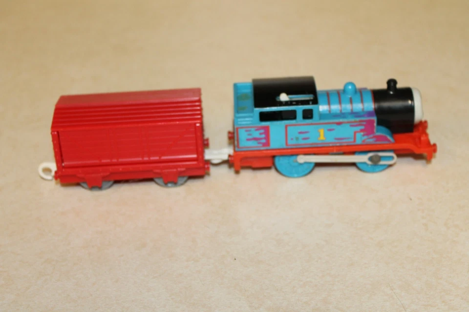 TrackMaster Thomas el motor del tanque Thomas en un atasco - Tren motorizado - Coche emergente Foto 3 de 4