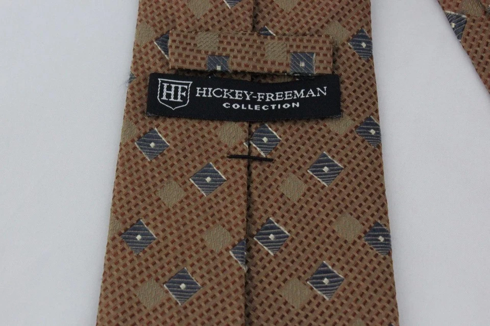 Шелковый галстук HICKEY FREEMAN Collection. Коричневый с коричневой и серой квадратной геометрией. - Изображение 3 из 4